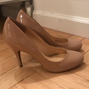 Nude round toed pumps